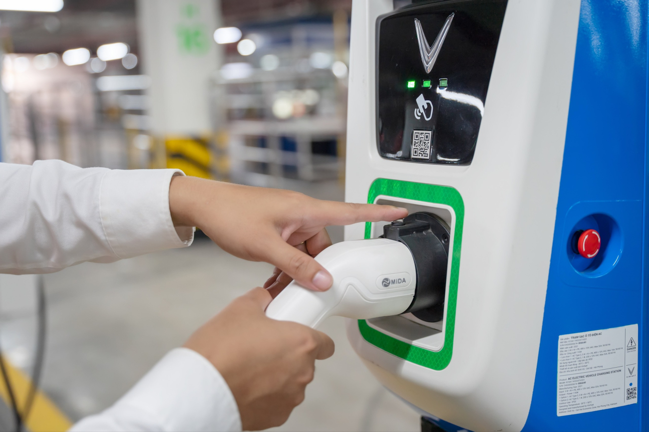 Hướng dẫn sử dụng súng sạc vinfast đúng cách cho từng loại trụ sạc - 1