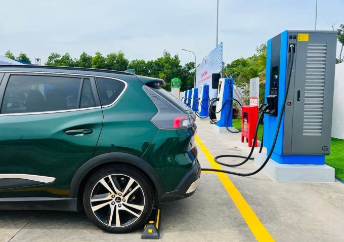 Xe ô tô điện sạc bao lâu thì đầy? Các yếu tố ảnh hưởng đến thời gian sạc?